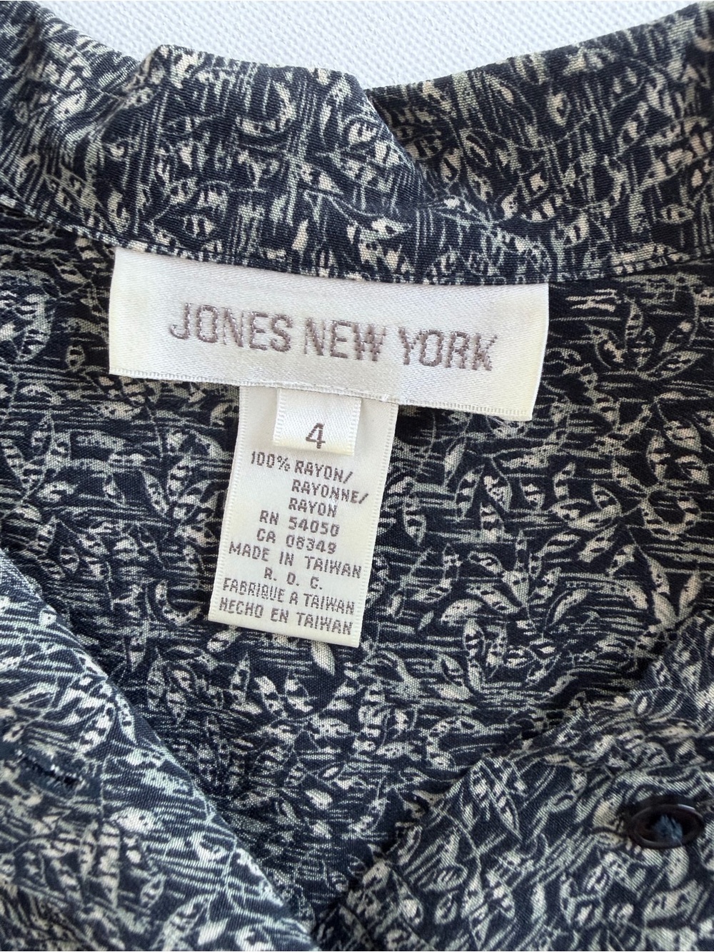 Vintage Jones New York Rayon Blouse Size 4 Black Green Cream Abstract Print 90s - Picture 3 of 8